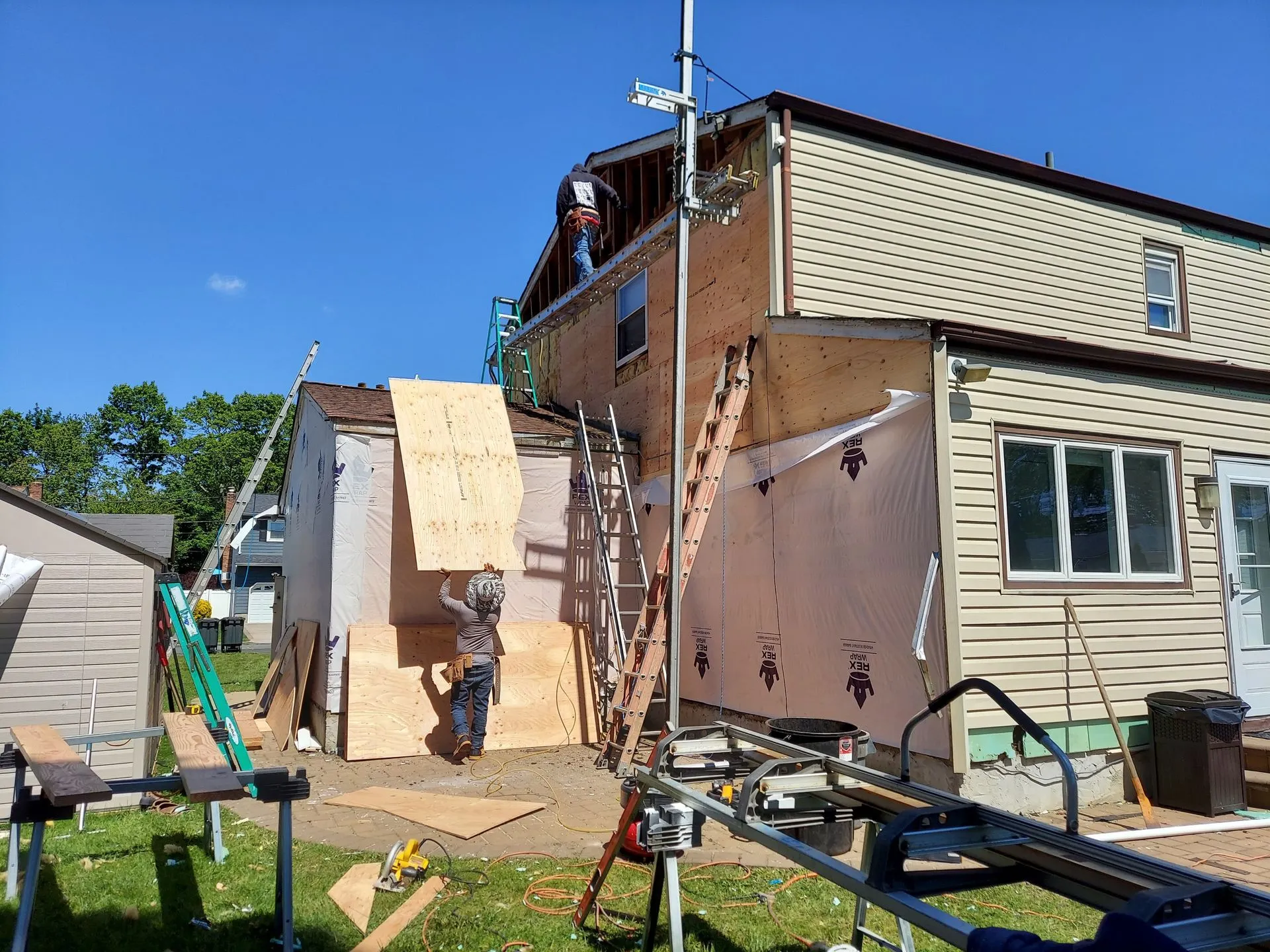 Vinyl siding installation on Long Island home